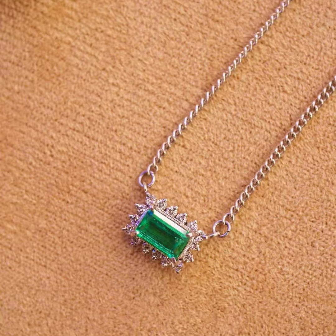14k Gold 0.80 Ctw Vivid Green Natural Emerald & Diamond Necklace: Ref:230997227 // gold content:14k gold // main gemstone:emerald // shape:octagonal // carat weight:0. 61ct // color:vivid green // treatment:natural // // adjacent gemstone 2 : diamond // shape:round
