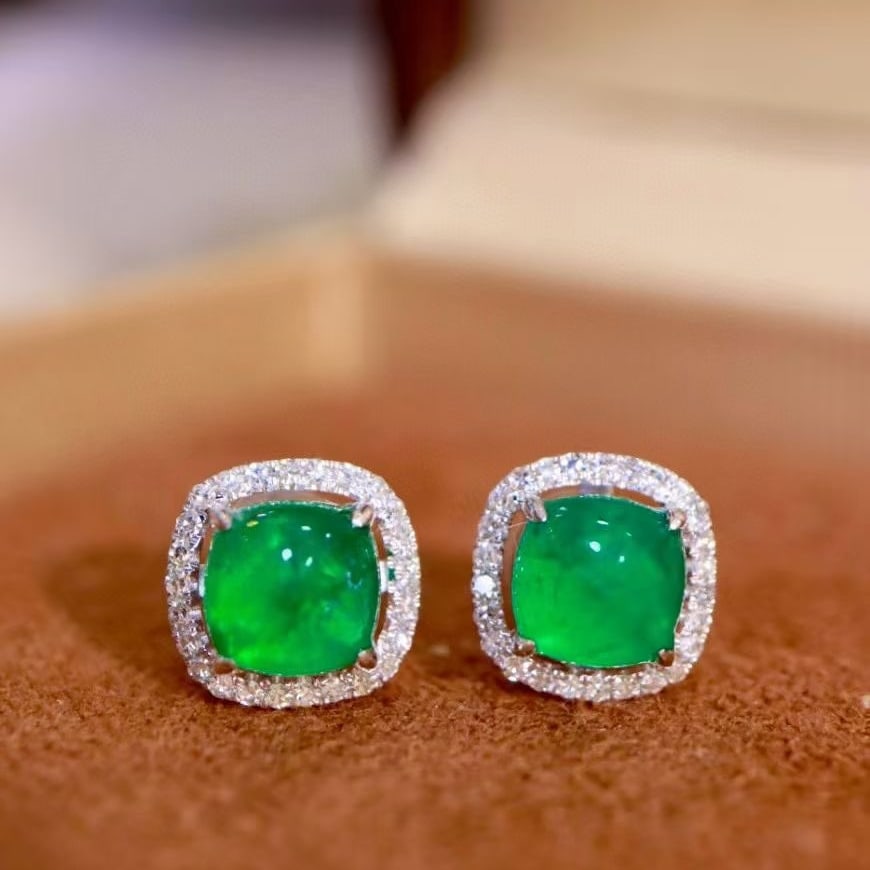 14k Gold 1.25 Ctw Vivid Green Natural Emerald & Diamond Earrings: Ref:230997239 // gold content:14k gold // main gemstone:emerald // shape:suger-loaf // carat weight:1ct // color:vivid green // treatment:natural // // adjacent gemstone 2 : diamond // shape:round //