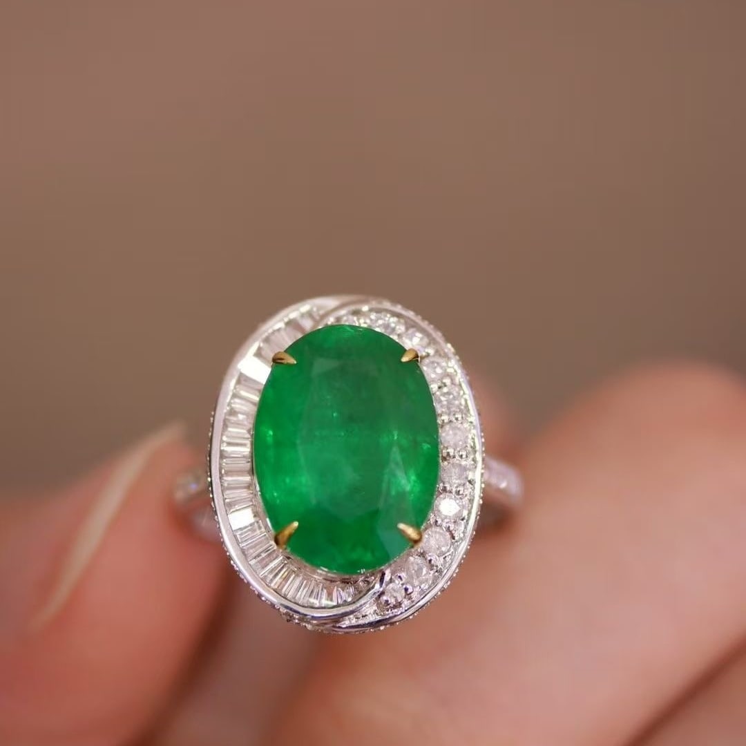 14k Gold 4.09 Ct Vivid Green Natural Emerald & Diamond Ring - 2