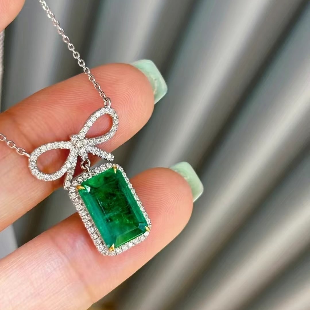 14k Gold 3.18 Ct Vivid Green Natural Emerald & Diamond Necklace: Ref:230997243 // gold content:14k gold // main gemstone:emerald // shape:octagonal // carat weight:3. 18ct // color:vivid green // treatment:natural // // adjacent gemstone 2 : diamond // shape:round 