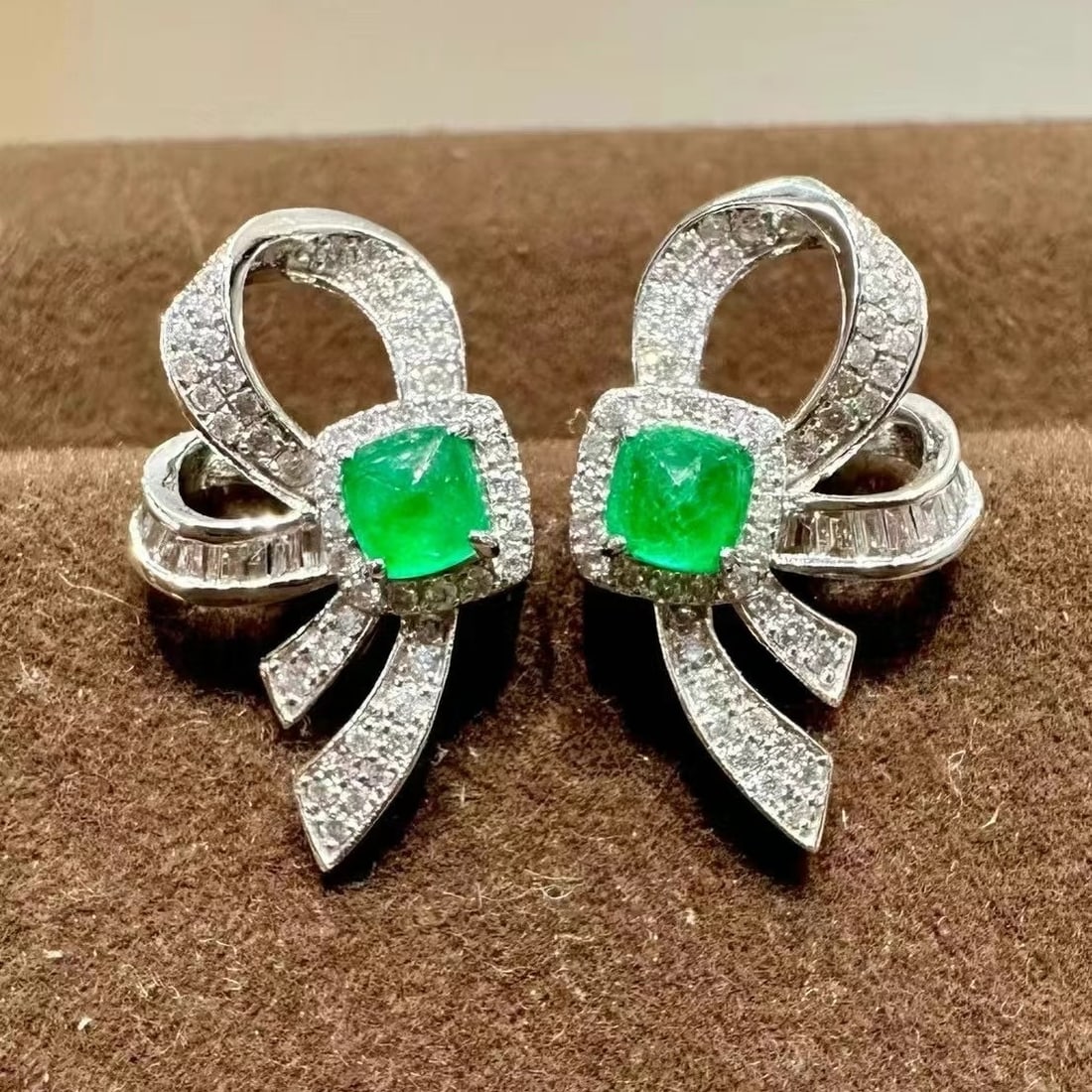 14k Gold 0.82 Ctw Vivid Green Natural Emerald & Diamond Earrings: Ref:230997256 // gold content:14k gold // main gemstone:emerald // shape:suger-loaf // carat weight:0. 4ct // color:vivid green // treatment:natural // // adjacent gemstone 2 : diamond //