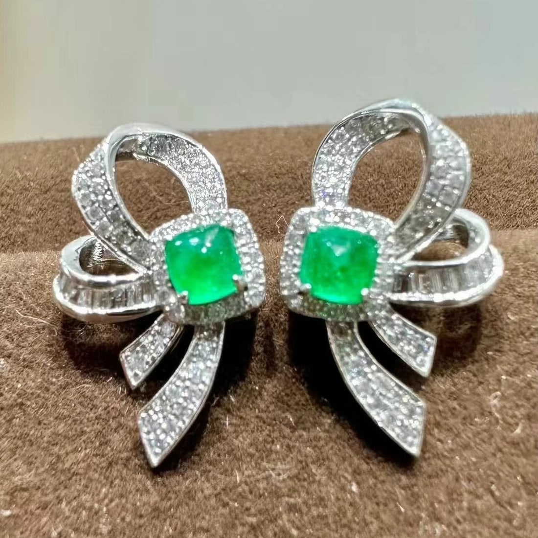 14k Gold 0.82 Ctw Vivid Green Natural Emerald & Diamond Earrings - 2