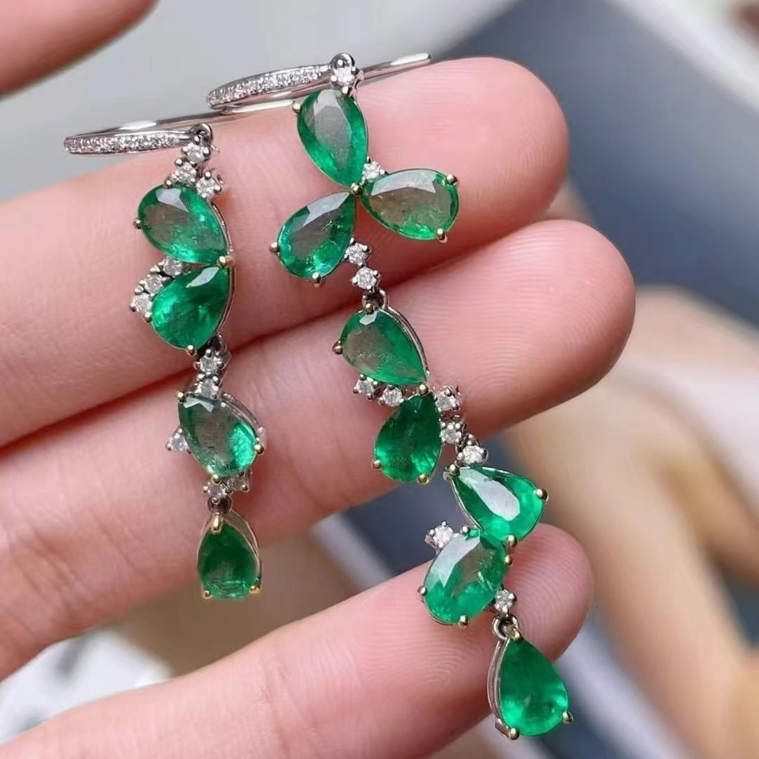 14k Gold 4.8 Ct Natural Emerald & Diamond Earrings: Ref:230997259 // gold content:14k gold // main gemstone:emerald // shape:multiply // carat weight:4. 8ct // color:green // treatment:natural // // adjacent gemstone 2 : diamond // shape:round //