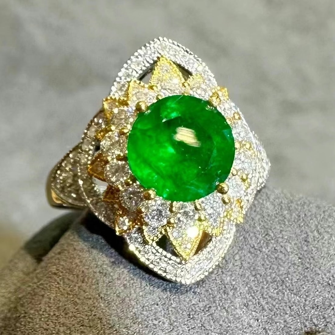14k Gold 1.9 Ct Vivid Green Natural Emerald & Diamond Ring: Ref:230997257 // gold content:14k gold // ring size:7. 25us // // main gemstone:emerald // shape:round // carat weight:1. 9ct // color:vivid green // treatment:natural // cut grade:g // // adjacent ge