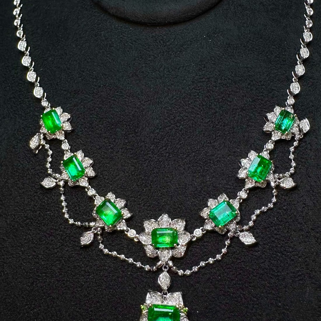 14k Gold 8.5 Ct Vivid Green Natural Emerald & Diamond Necklace: Ref:230998021 // gold content:14k gold // main gemstone:emerald // shape:octagonal // carat weight:8. 5ct // color:vivid green // treatment:natural // // adjacent gemstone 2 : diamond // shape:round /