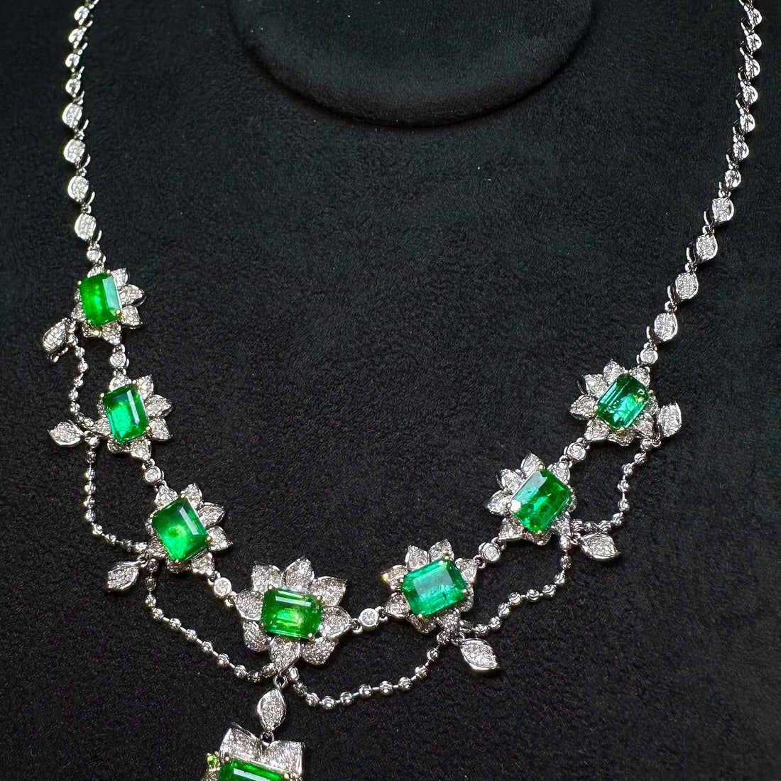 14k Gold 8.5 Ct Vivid Green Natural Emerald & Diamond Necklace - 2