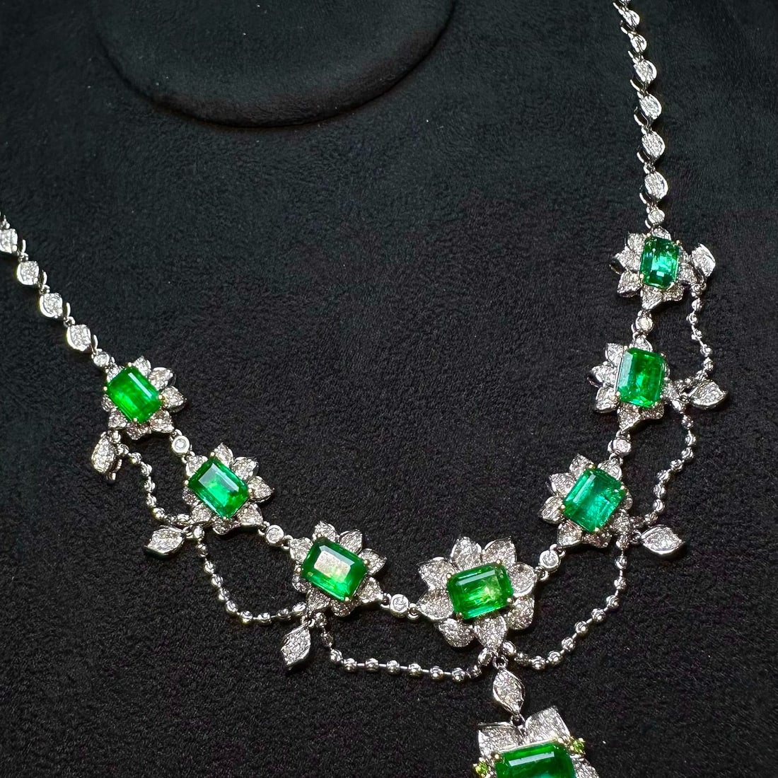 14k Gold 8.5 Ct Vivid Green Natural Emerald & Diamond Necklace - 3