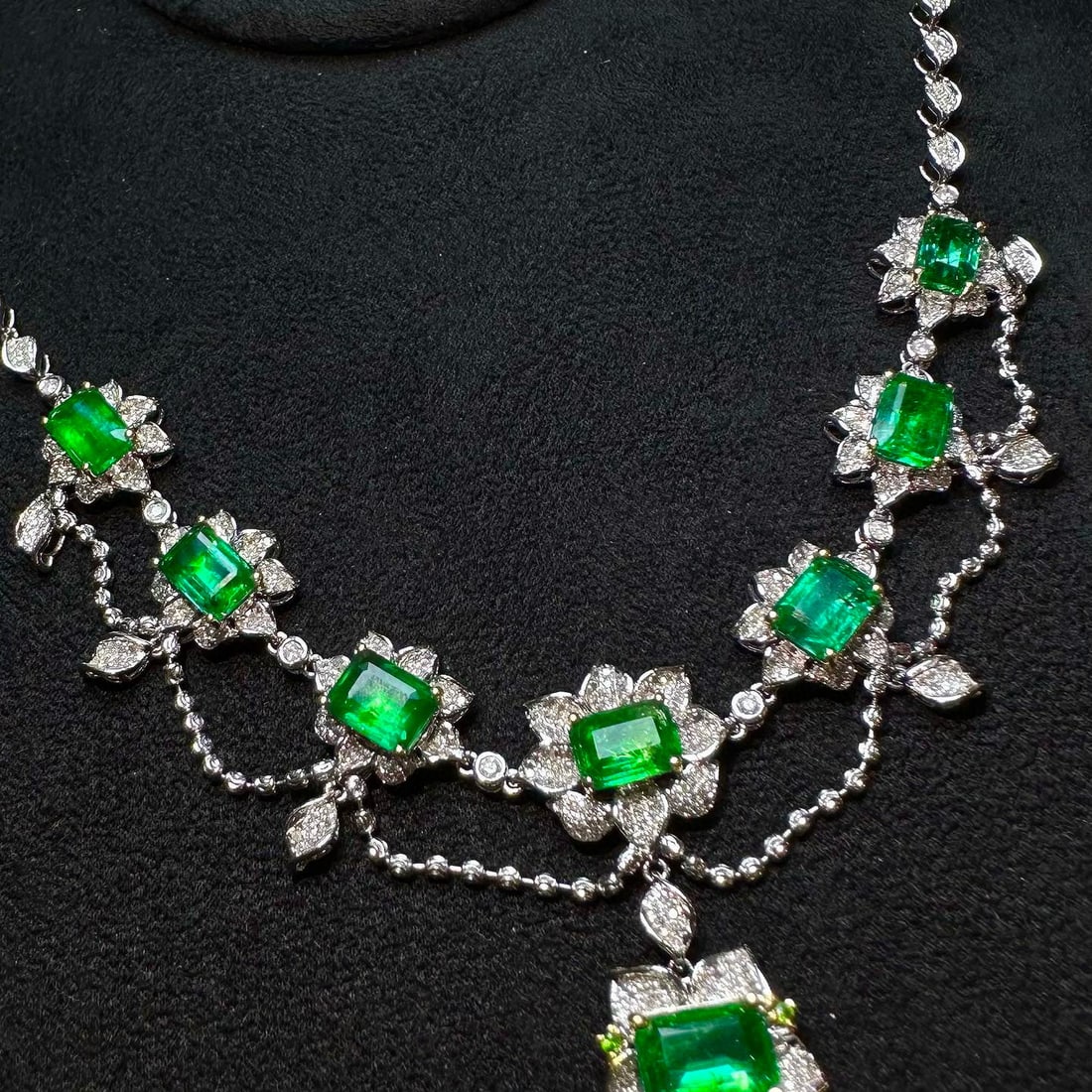 14k Gold 8.5 Ct Vivid Green Natural Emerald & Diamond Necklace - 4