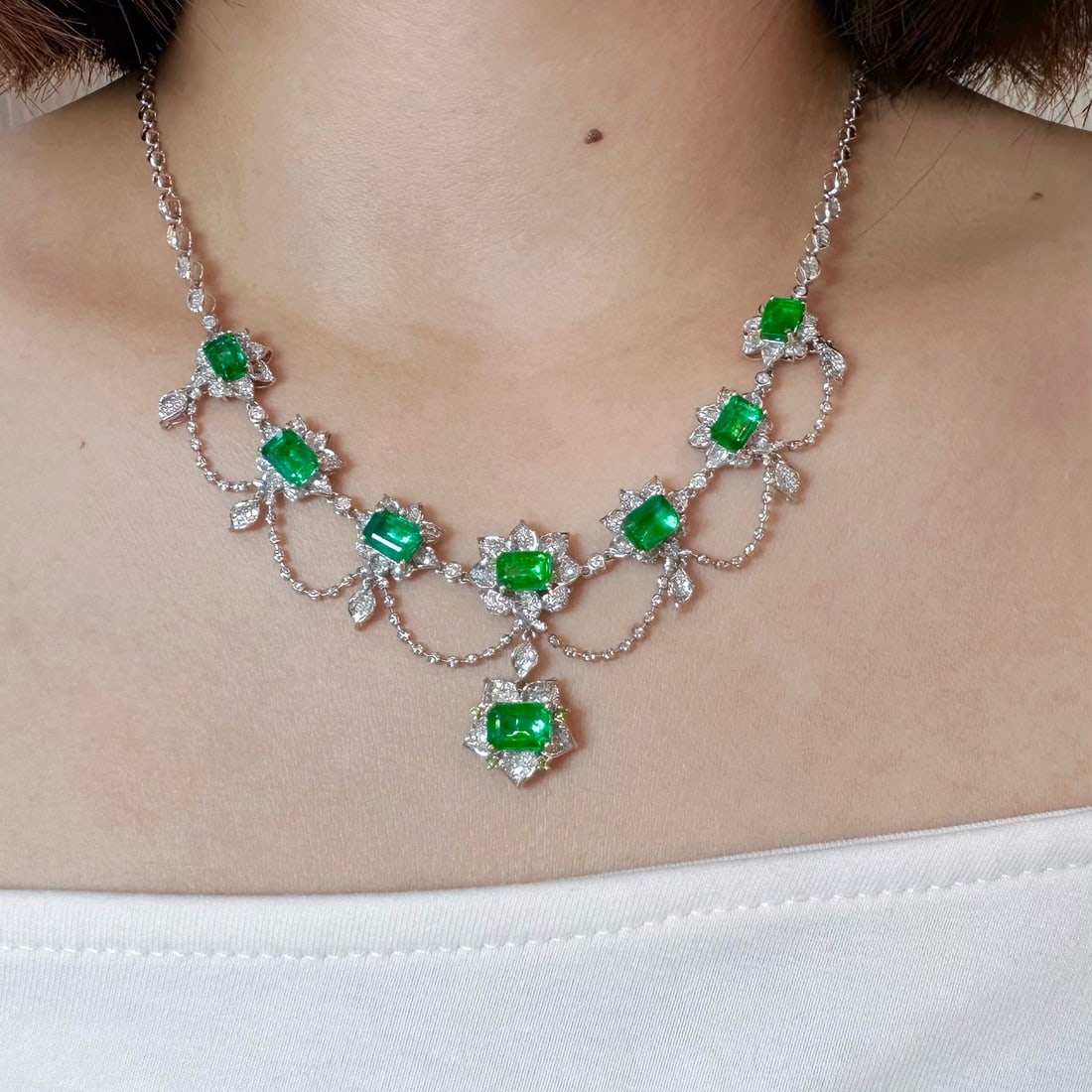 14k Gold 8.5 Ct Vivid Green Natural Emerald & Diamond Necklace - 6