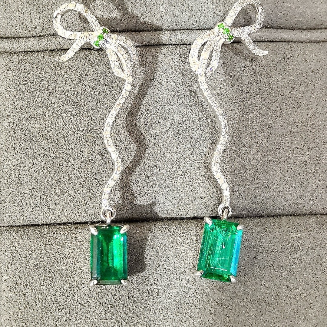 14k Gold 2.84 Ctw Vivid Green Natural Emerald & Diamond Earrings: Ref:230998023 // gold content:14k gold // main gemstone:emerald // shape:octagonal // carat weight:2. 43ct // color:vivid green // treatment:natural // // adjacent gemstone 2 : diamond // shape:round