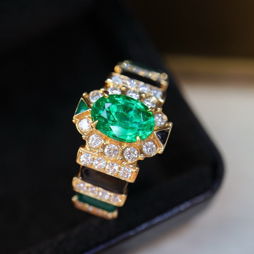 14k Gold 1.28 Ctw Vivid Green Natural Emerald & Diamond Ring: Ref:230998026 // gold content:14k gold // ring size:7. 25us // // main gemstone:emerald // shape:oval // carat weight:0. 9ct // color:vivid green // treatment:natural // // adjacent gemstone 2 :