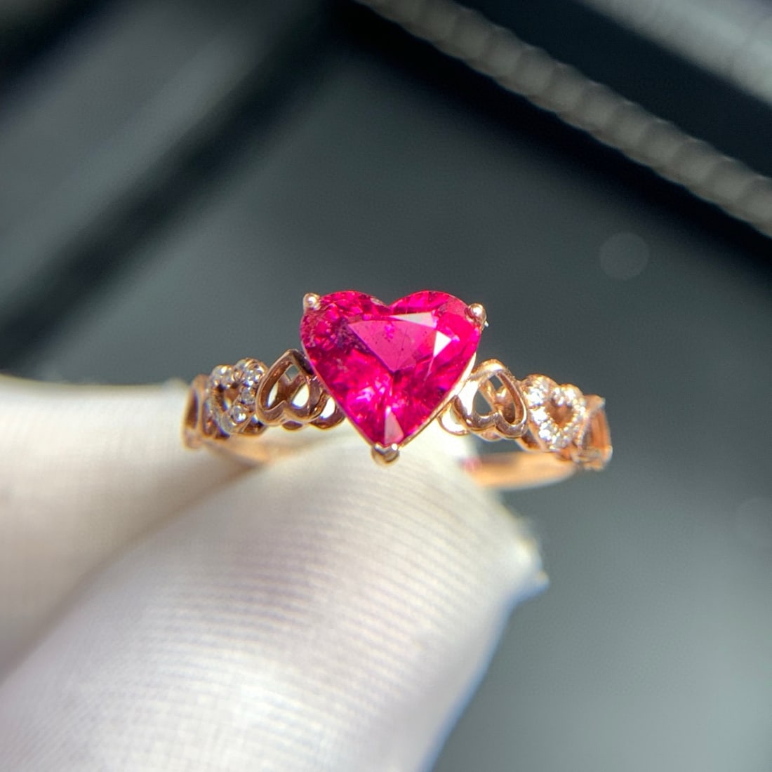 14k Gold 1.5 Ct Natural Tourmaline & Diamond Ring: Ref:230998032 // gold content:14k gold // ring size:7. 25us // // main gemstone:tourmaline // shape:heart // carat weight:1. 5ct // color:red // treatment:natural // // adjacent gemstone 2 : diamond