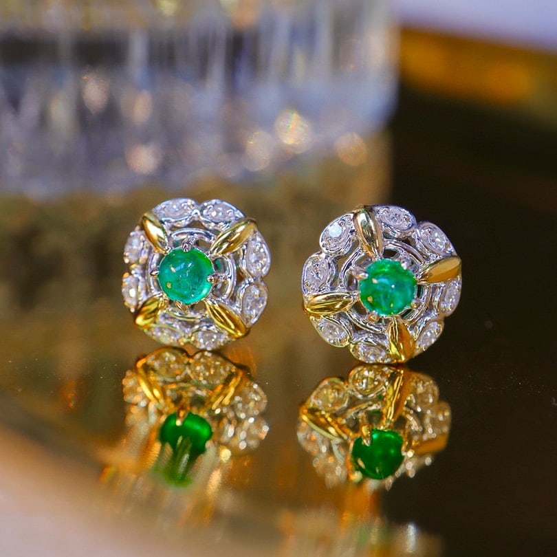14k Gold 0.27 Ct Vivid Green Natural Emerald & Diamond Earrings: Ref:230998027 // gold content:14k gold // main gemstone:emerald // shape:round // carat weight:0. 27ct // color:vivid green // treatment:natural // cut grade:g // // adjacent gemstone 2 : diamond // s