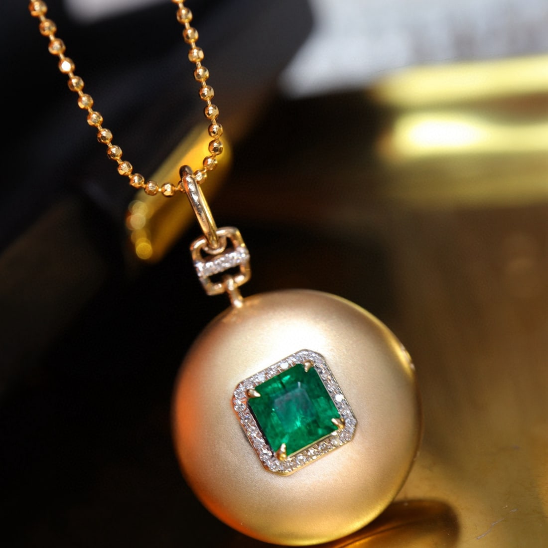 14k Gold 0.6 Ct Vivid Green Natural Emerald & Diamond Pendant( Without Chain ): Ref:230998042 // gold content:14k gold // main gemstone:emerald // shape:octagonal // carat weight:0. 6ct // color:vivid green // treatment:natural // // adjacent gemstone 2 : diamond // shape:round /