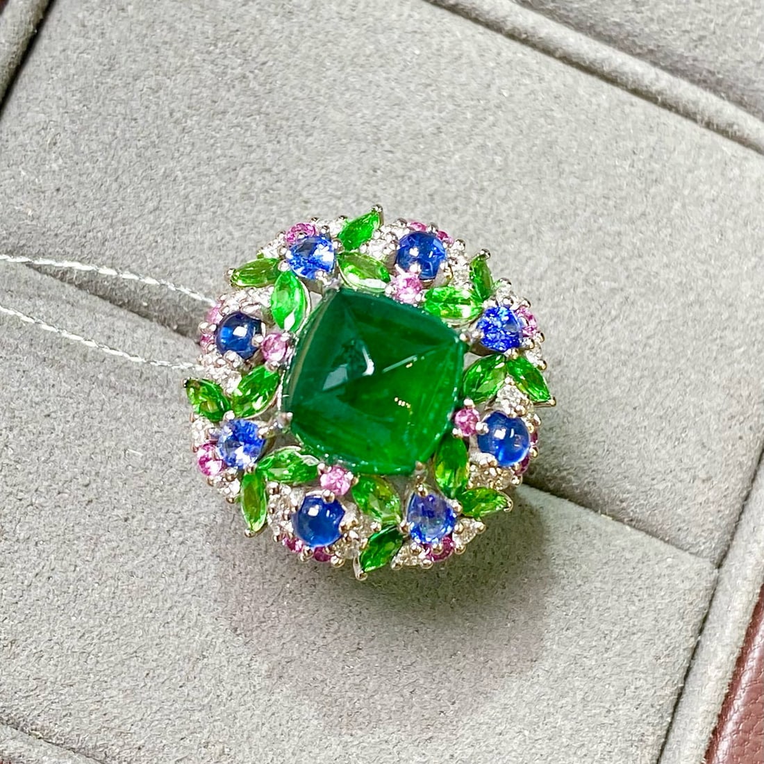14k Gold 4.93 Ctw Vivid Green Natural Emerald & Diamond Ring: Ref:230998063 // gold content:14k gold // ring size:7. 25us // // main gemstone:emerald // shape:suger-loaf // carat weight:4. 56ct // color:vivid green // treatment:natural // // adjacent gemstone 2 