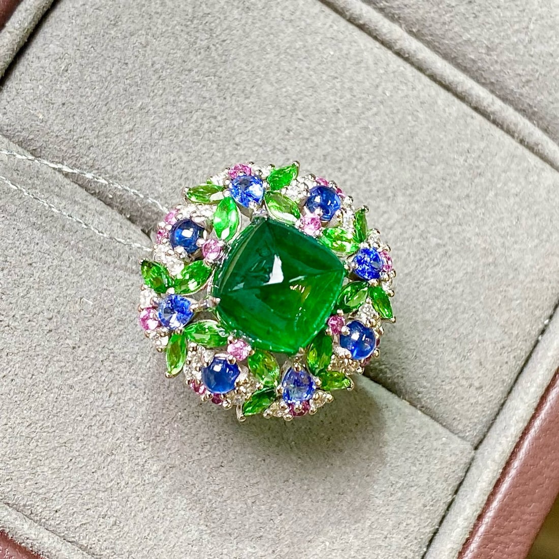 14k Gold 4.93 Ctw Vivid Green Natural Emerald & Diamond Ring - 4