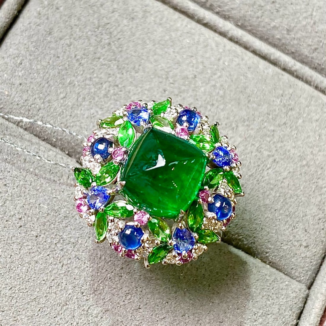 14k Gold 4.93 Ctw Vivid Green Natural Emerald & Diamond Ring - 5