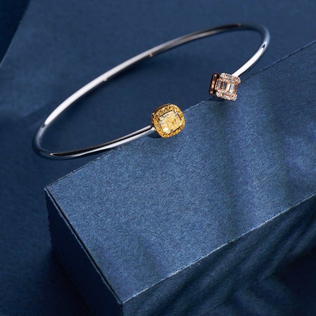 14k Gold 0.67 Ctw Natural Yellow Diamond & Diamond Bangle: Ref:230998073 // gold content:14k gold // main gemstone:yellow diamond // shape:cushion // carat weight:0. 46ct // color:yellow // treatment:natural // // adjacent gemstone 2 : diamond //