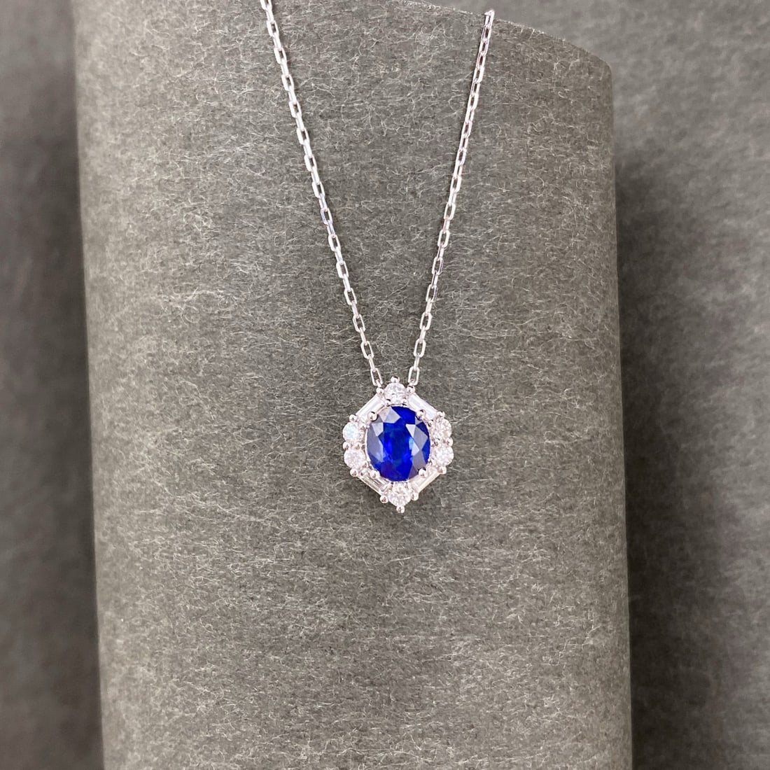 14k Gold 0.9 Ctw Natural Sapphire & Diamond Necklace: Ref:230998094 // gold content:14k gold // main gemstone:sapphire // shape:oval // carat weight:0. 7ct // color:royal blue // treatment:natural // // adjacent gemstone 2 : diamond // shape:multiply // 