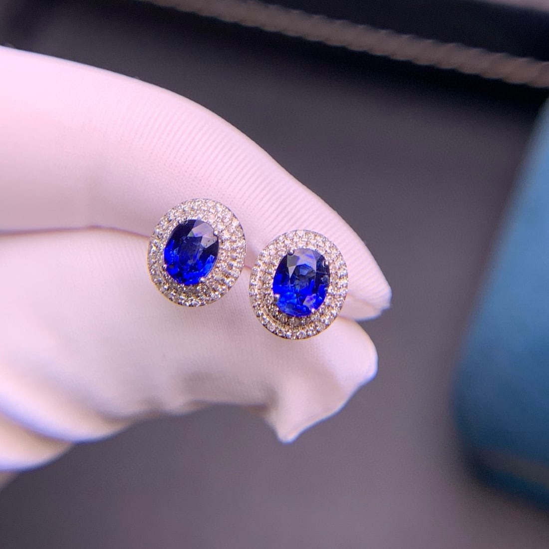 14k Gold 1.21 Ct Natural Sapphire & Diamond Earrings: Ref:230998110 // gold content:14k gold // main gemstone:sapphire // shape:oval // carat weight:1. 21ct // color:royal blue // treatment:natural // // adjacent gemstone 2 : diamond // shape:round //