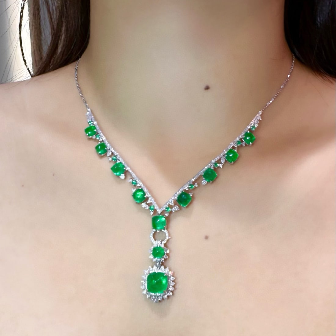 14k Gold 17.8 Ct Vivid Green Natural Emerald & Diamond Necklace - 4