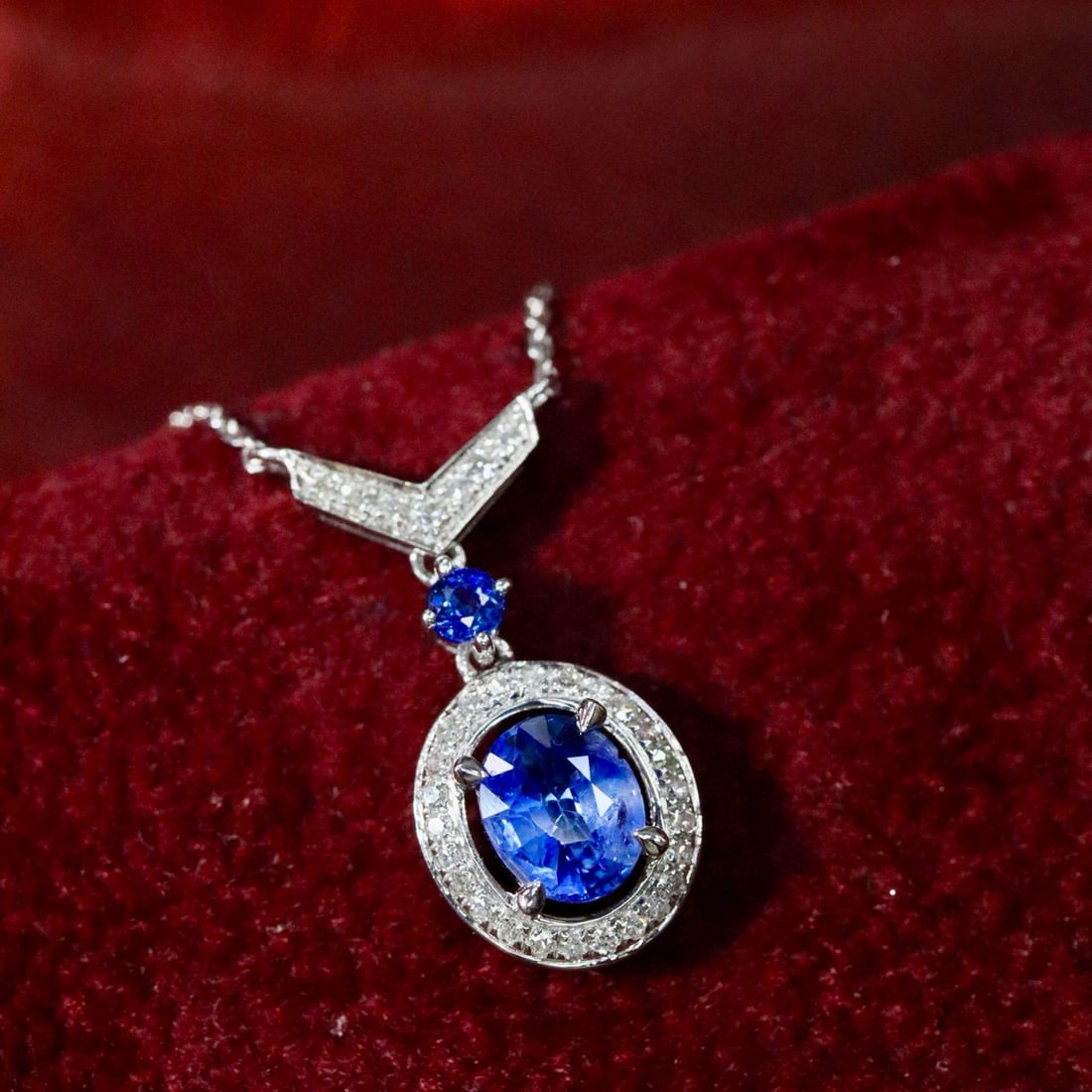 14k Gold 0.94 Ctw Natural Sapphire & Diamond Necklace: Ref:230998118 // gold content:14k gold // main gemstone:sapphire // shape:oval // carat weight:0. 81ct // color:cornflower blue // treatment:natural // // adjacent gemstone 2 : diamond // shape:round 