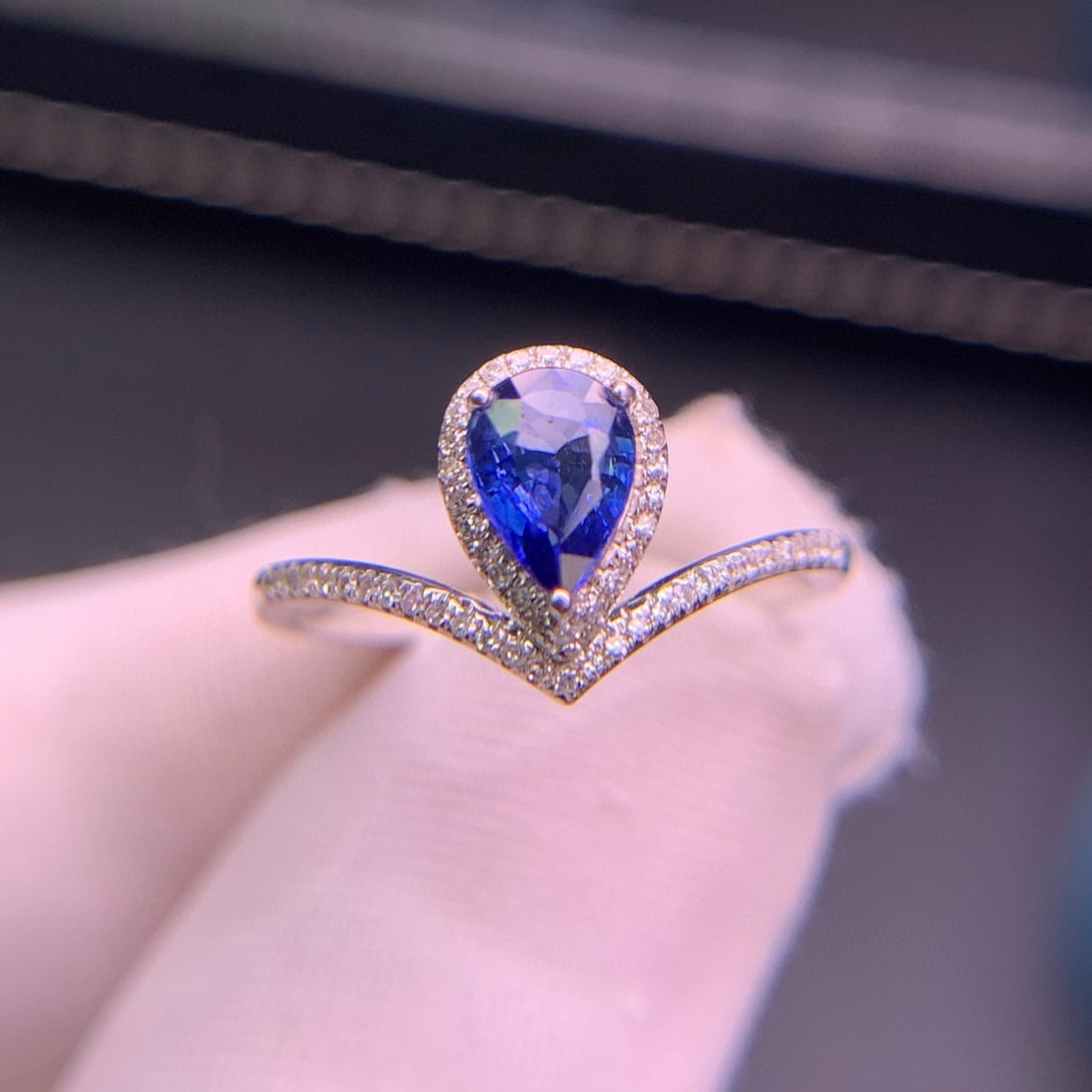 14k Gold 0.72 Ct Natural Sapphire & Diamond Ring: Ref:230998109 // gold content:14k gold // ring size:7. 25us // // main gemstone:sapphire // shape:pear // carat weight:0. 72ct // color:cornflower blue // treatment:natural // // adjacent gemstone 2 :