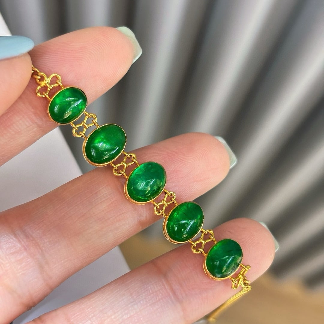 14k Gold 5.7 Ct Vivid Green Natural Emerald Bracelet: Ref:230998112 // gold content:14k gold // main gemstone:emerald // shape:oval // carat weight:5. 7ct // color:vivid green // treatment:natural // Low Estimate: 3700 Condition: New High Estimate: 5600