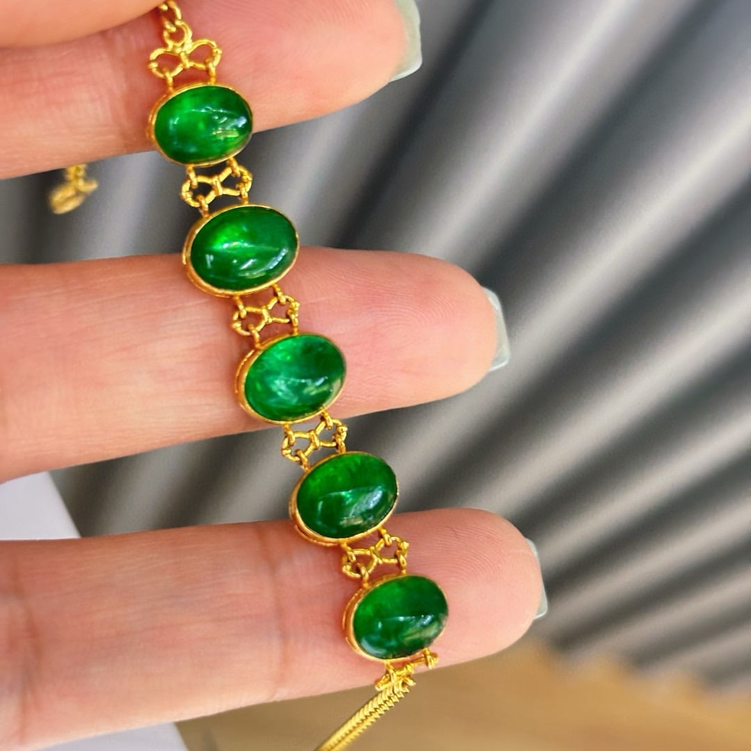 14k Gold 5.7 Ct Vivid Green Natural Emerald Bracelet - 4