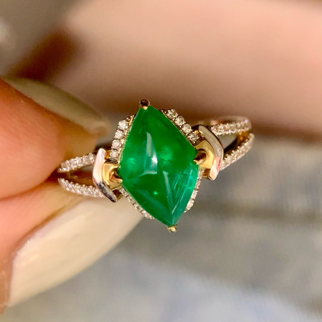 14k Gold 2.30 Ctw Vivid Green Natural Emerald & Diamond Ring: Ref:230998122 // gold content:14k gold // ring size:7. 25us // // main gemstone:emerald // shape:other // carat weight:2. 15ct // color:vivid green // treatment:natural // // adjacent gemstone 2 :