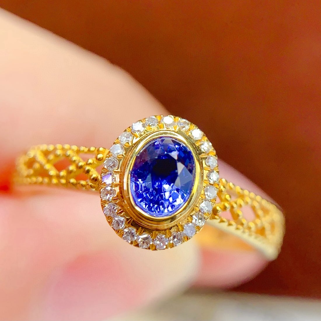 14k Gold 0.6 Ct Natural Sapphire & Diamond Ring: Ref:230998119 // gold content:14k gold // ring size:7. 25us // // main gemstone:sapphire // shape:oval // carat weight:0. 6ct // color:blue // treatment:natural // // adjacent gemstone 2 : diamond //
