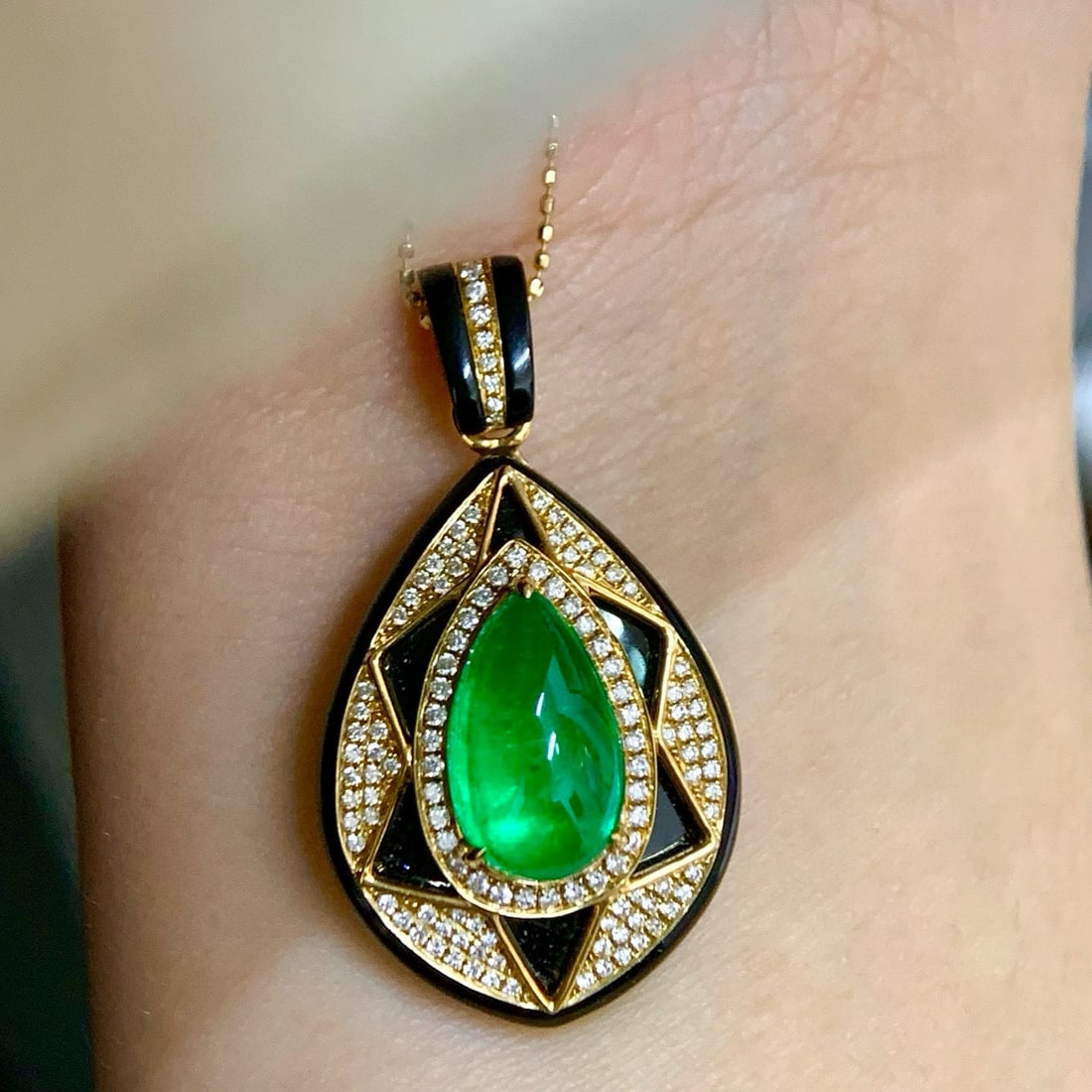 14k Gold 4.49 Ctw Vivid Green Natural Emerald & Diamond Pendant( Without Chain ): Ref:230998123 // gold content:14k gold // main gemstone:emerald // shape:pear // carat weight:4. 11ct // color:vivid green // treatment:natural // // adjacent gemstone 2 : diamond // shape:round //