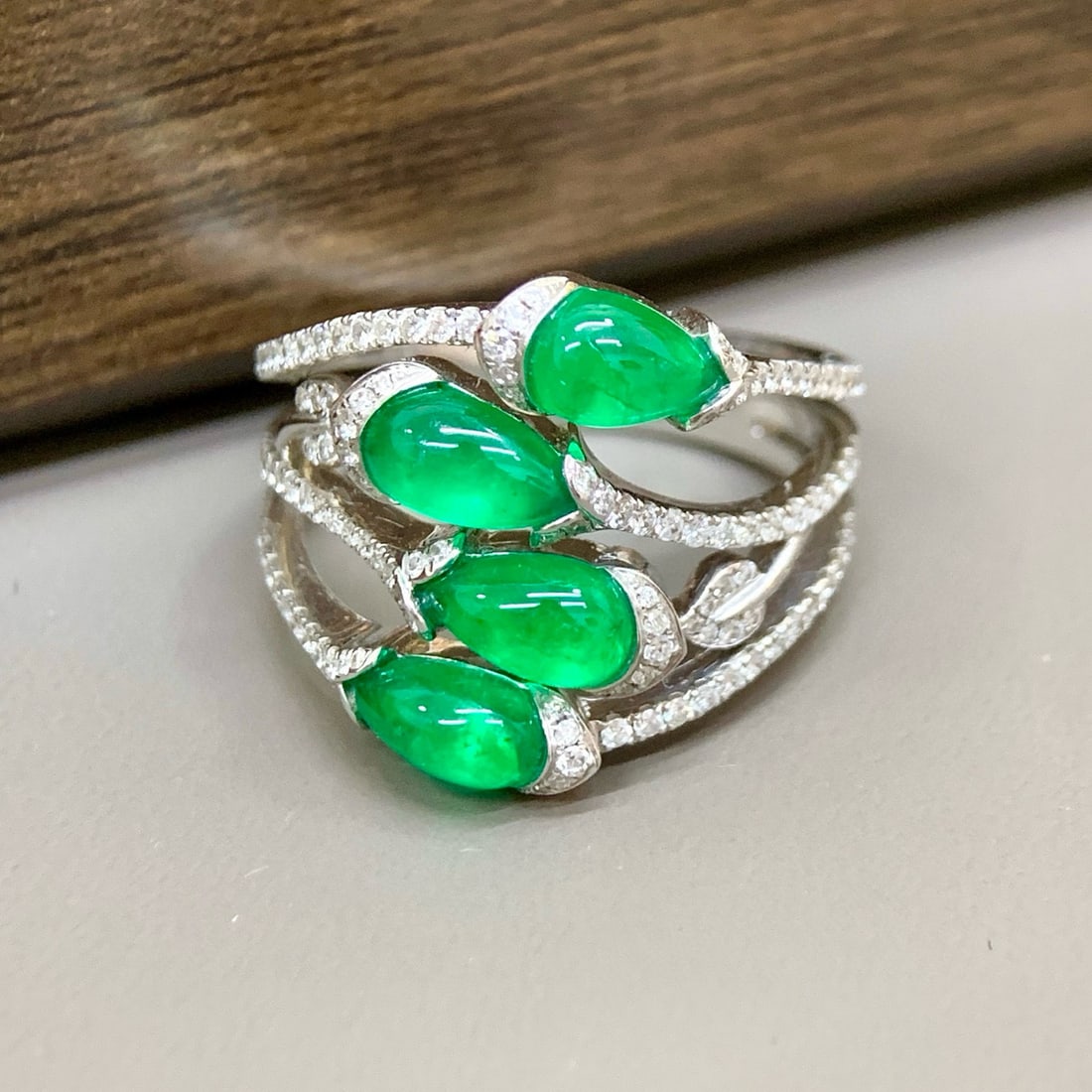 14k Gold 2.53 Ctw Vivid Green Natural Emerald & Diamond Ring: Ref:230998124 // gold content:14k gold // ring size:7. 25us // // main gemstone:emerald // shape:pear // carat weight:2. 09ct // color:vivid green // treatment:natural // // adjacent gemstone 2 :