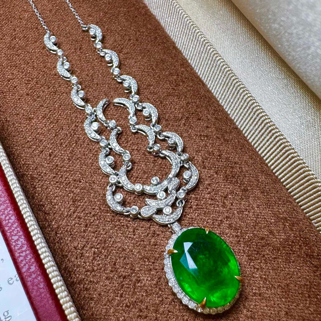 14k Gold 4.91 Ct Vivid Green Natural Emerald & Diamond Necklace: Ref:230998125 // gold content:14k gold // main gemstone:emerald // shape:oval // carat weight:4. 91ct // color:vivid green // treatment:natural // // adjacent gemstone 2 : diamond // shape:round //
