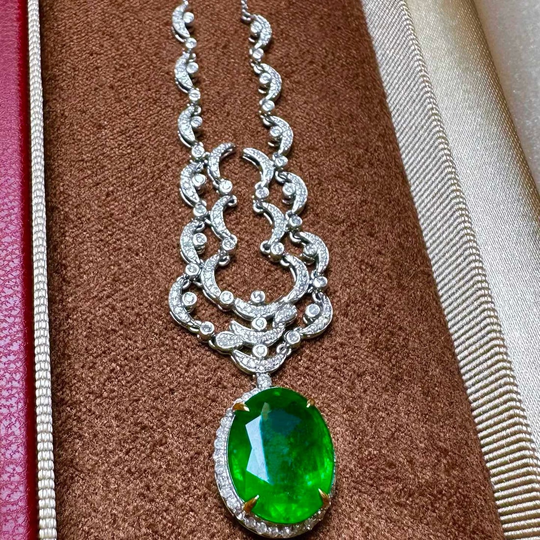 14k Gold 4.91 Ct Vivid Green Natural Emerald & Diamond Necklace - 2
