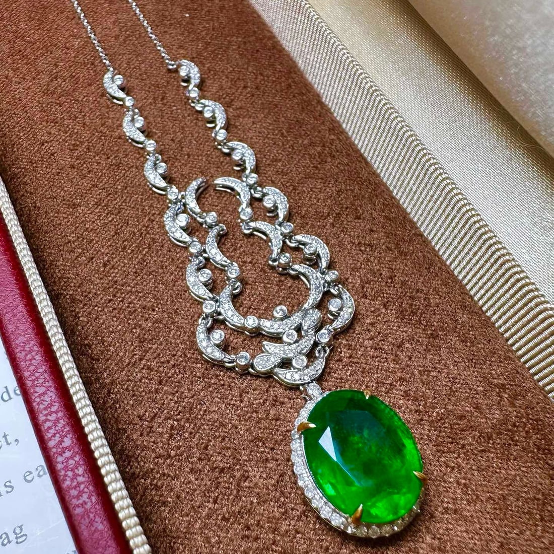 14k Gold 4.91 Ct Vivid Green Natural Emerald & Diamond Necklace - 3