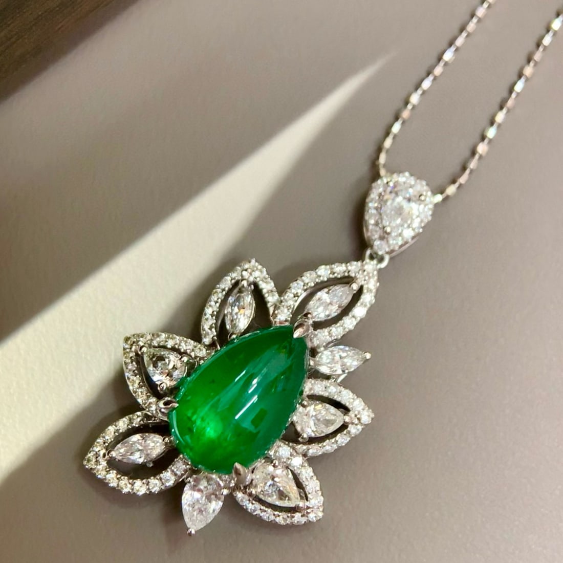 14k Gold 3.84 Ctw Vivid Green Natural Emerald & Diamond Pendant( Without Chain ): Ref:230998142 // gold content:14k gold // main gemstone:emerald // shape:pear // carat weight:2. 98ct // color:vivid green // treatment:natural // // adjacent gemstone 2 : diamond // shape:multiply