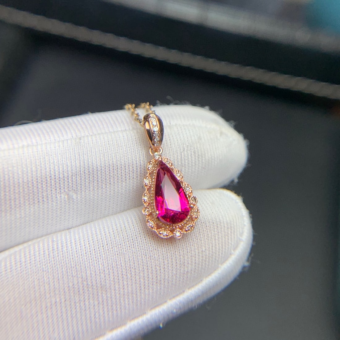 14k Gold 1.2 Ct Natural Tourmaline & Diamond Pendant( Without Chain ): Ref:230998133 // gold content:14k gold // main gemstone:tourmaline // shape:pear // carat weight:1. 2ct // color:red // treatment:natural // // adjacent gemstone 2 : diamond // shape:round // clarity