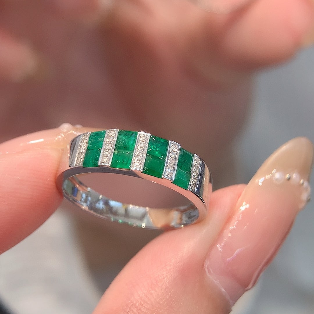 14k Gold 1 Ct Vivid Green Natural Emerald & Diamond Ring: Ref:230998136 // gold content:14k gold // ring size:7. 25us // // main gemstone:emerald // shape:square // carat weight:1ct // color:vivid green // treatment:natural // // adjacent gemstone 2 :