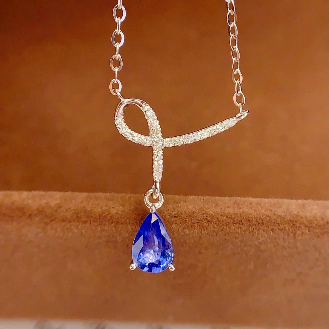 14k Gold 0.7 Ct Natural Sapphire & Diamond Necklace: Ref:230998140 // gold content:14k gold // main gemstone:sapphire // shape:pear // carat weight:0. 7ct // color:blue // treatment:natural // // adjacent gemstone 2 : diamond // number of stones:22 // s