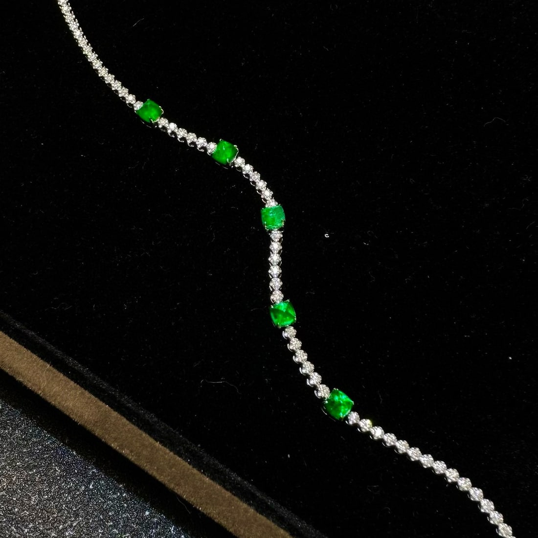 14k Gold 1.45 Ct Vivid Green Natural Emerald & Diamond Bracelet: Ref:230998137 // gold content:14k gold // main gemstone:emerald // shape:suger-loaf // carat weight:1. 45ct // color:vivid green // treatment:natural // // adjacent gemstone 2 : diamond //