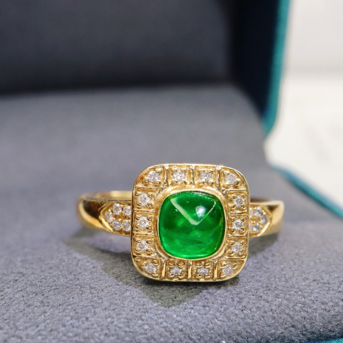 14k Gold 0.87 Ctw Vivid Green Natural Emerald & Diamond Ring - 2