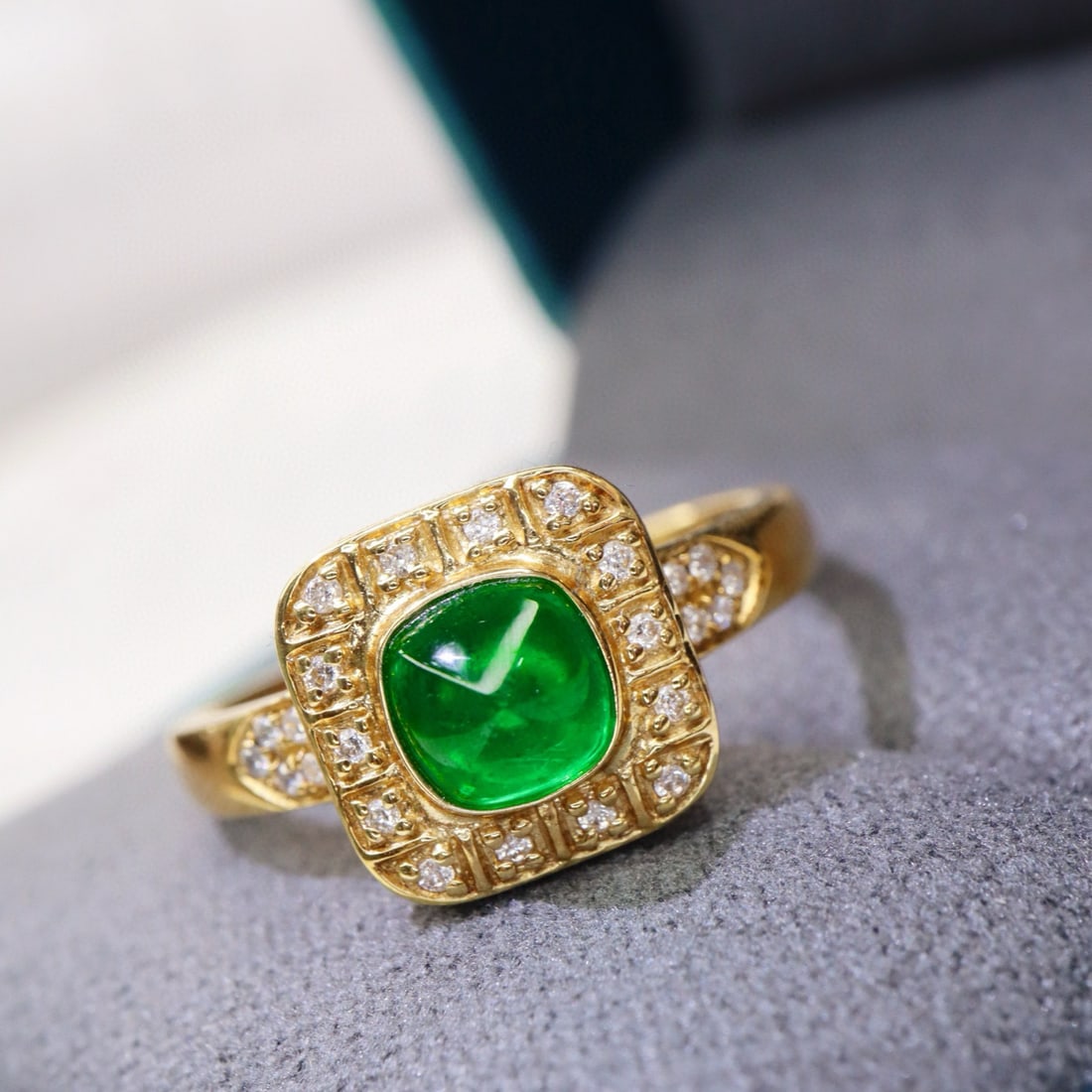 14k Gold 0.87 Ctw Vivid Green Natural Emerald & Diamond Ring - 3