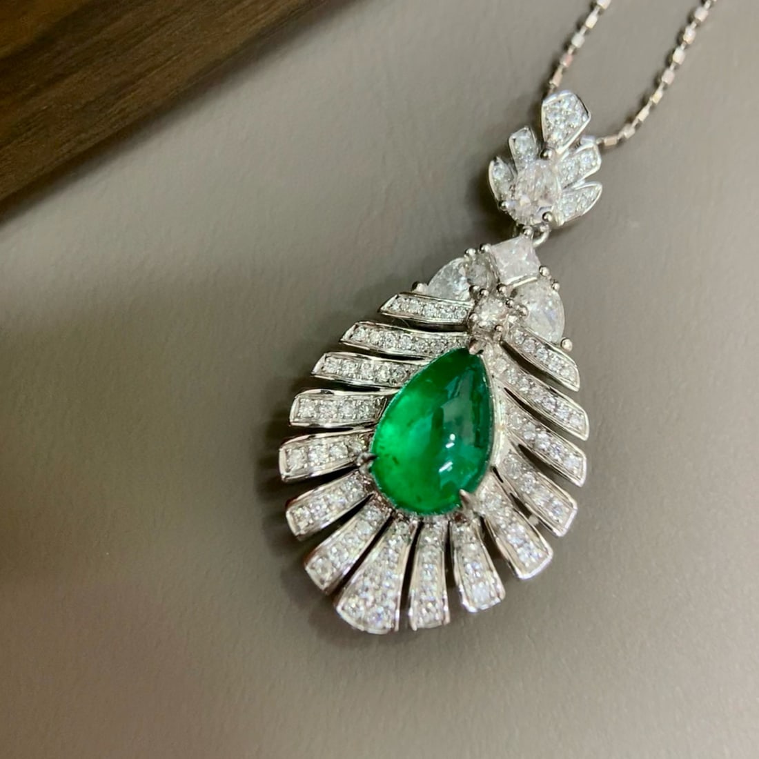 14k Gold 1.52 Ctw Vivid Green Natural Emerald & Diamond Pendant( Without Chain ): Ref:230998174 // gold content:14k gold // main gemstone:emerald // shape:pear // carat weight:1. 04ct // color:vivid green // treatment:natural // // adjacent gemstone 2 : diamond // shape:multiply