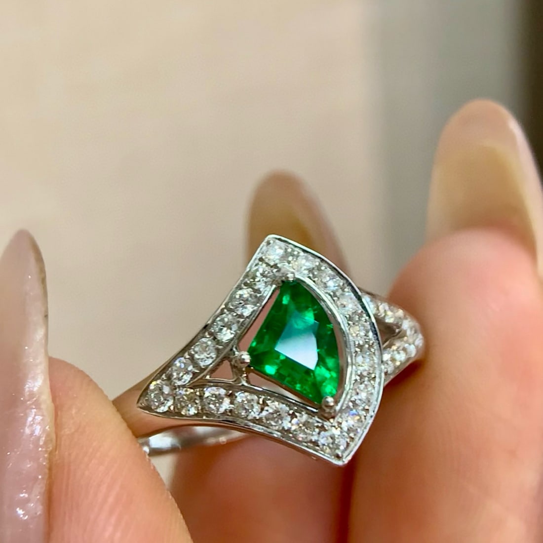 14k Gold 0.97 Ctw Vivid Green Natural Emerald & Diamond Ring - 2