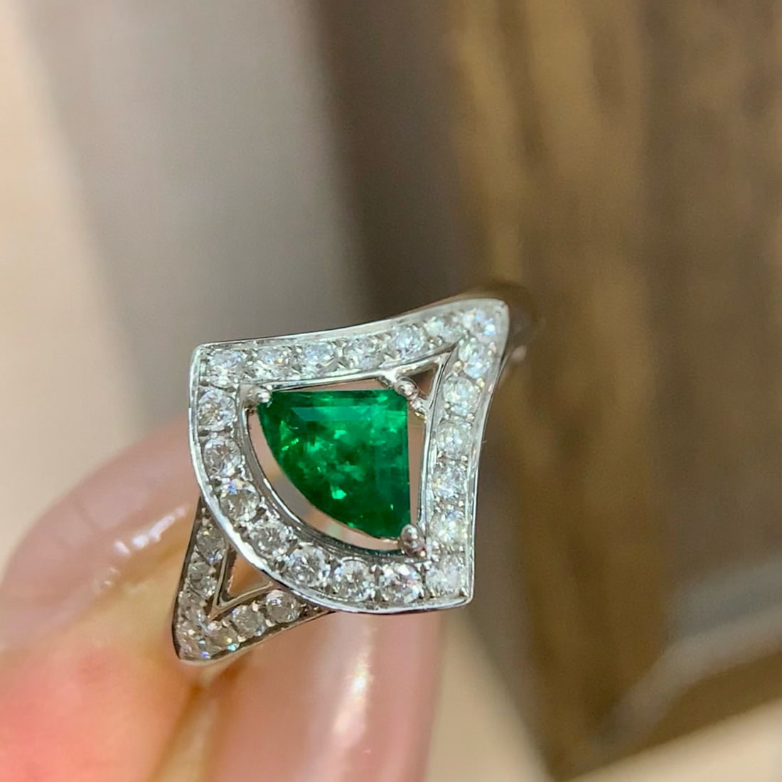 14k Gold 0.97 Ctw Vivid Green Natural Emerald & Diamond Ring - 4