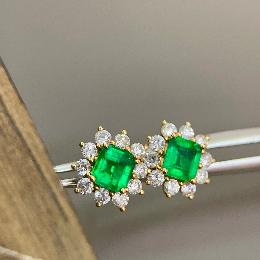 14k Gold 1.03 Ctw Vivid Green Natural Emerald & Diamond Earrings: Ref:230998172 // gold content:14k gold // main gemstone:emerald // shape:octagonal // carat weight:0. 63ct // color:vivid green // treatment:natural // // adjacent gemstone 2 : diamond // shape:round