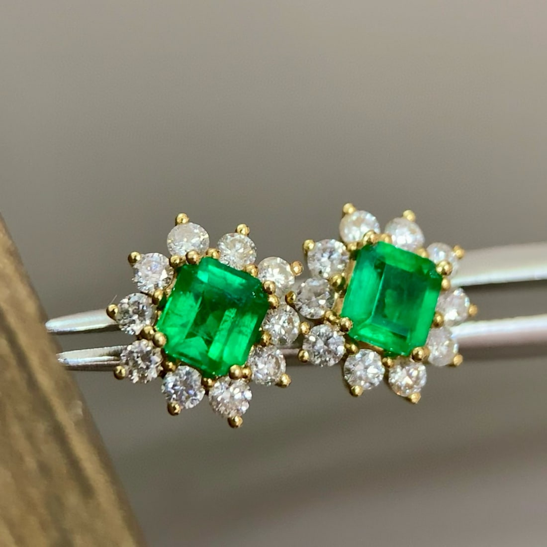 14k Gold 1.03 Ctw Vivid Green Natural Emerald & Diamond Earrings - 3