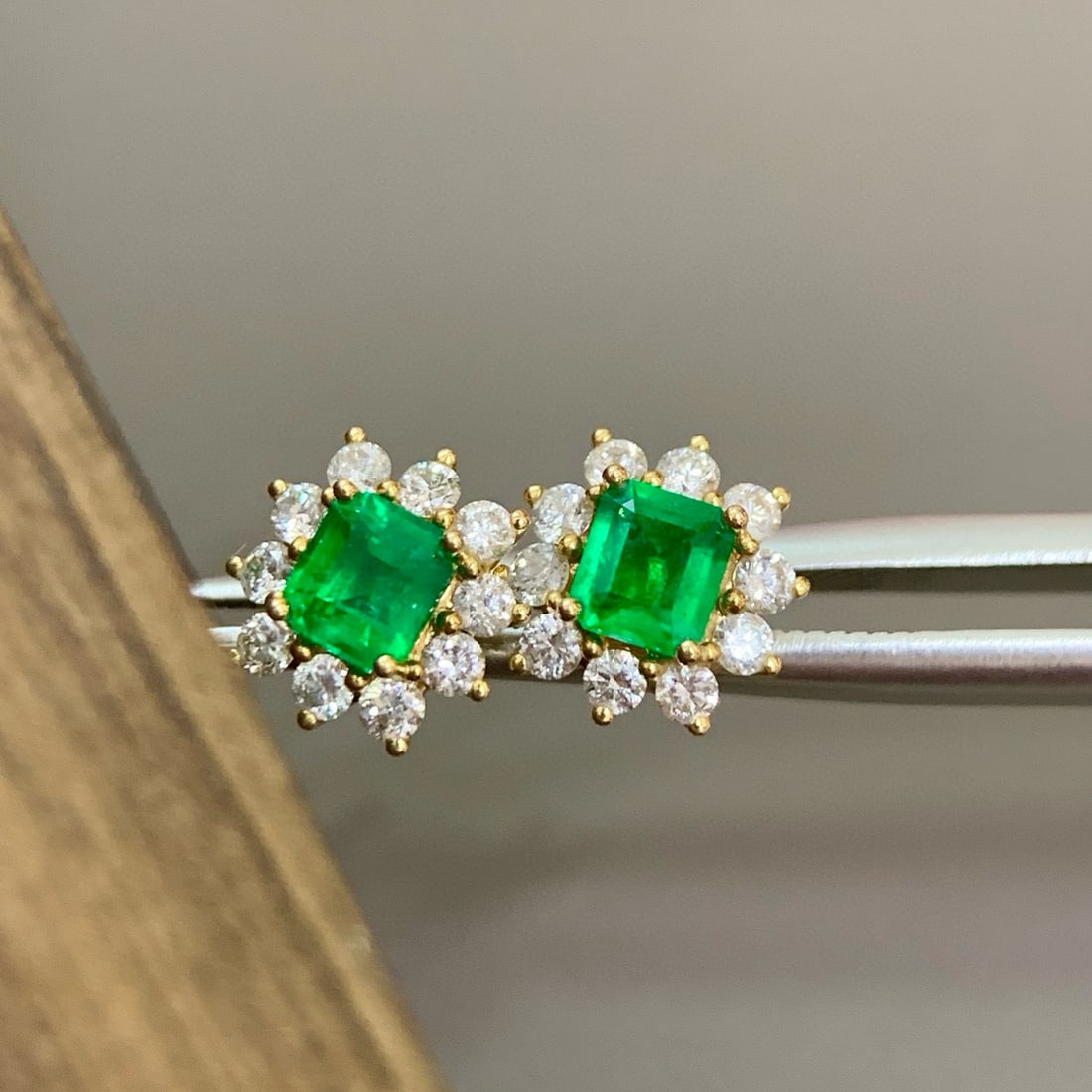 14k Gold 1.03 Ctw Vivid Green Natural Emerald & Diamond Earrings - 4