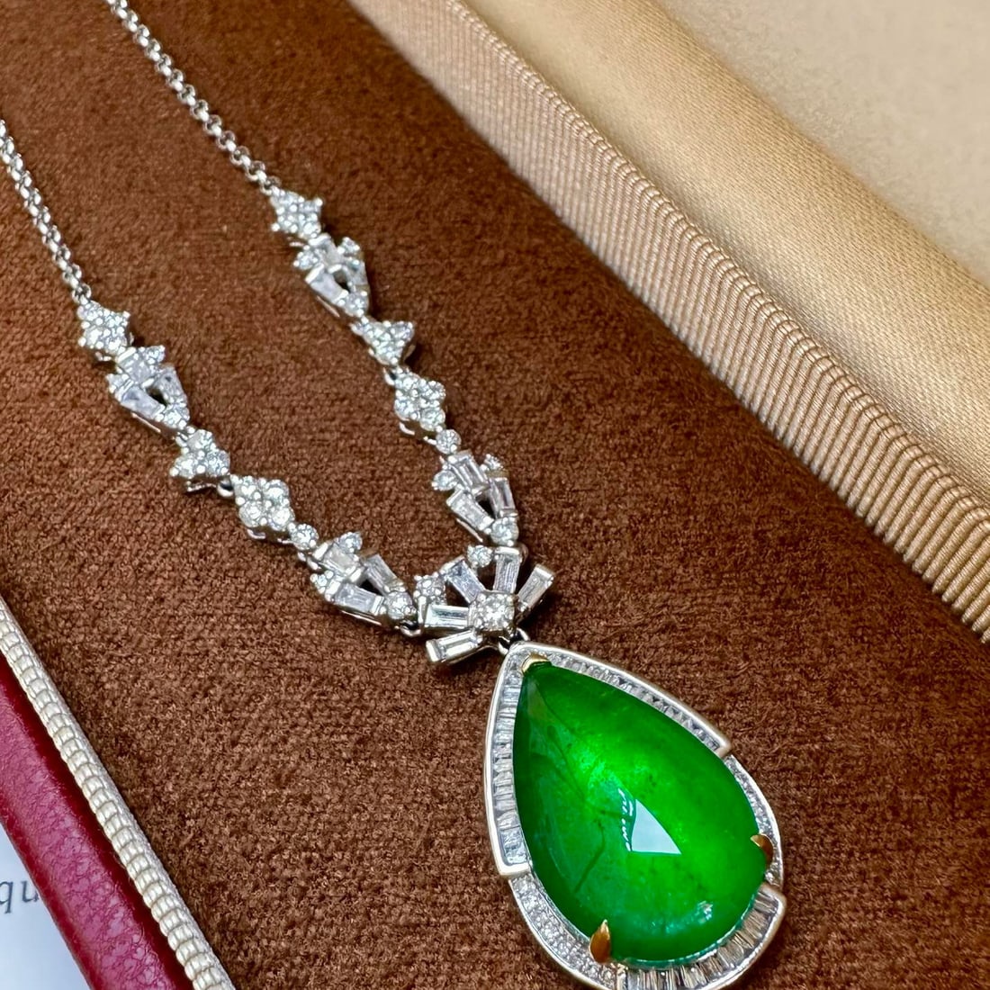 14k Gold 8.27 Ct Vivid Green Natural Emerald & Diamond Necklace: Ref:230998190 // gold content:14k gold // main gemstone:emerald // shape:pear // carat weight:8. 27ct // color:vivid green // treatment:natural // // adjacent gemstone 2 : diamond // shape:multiply